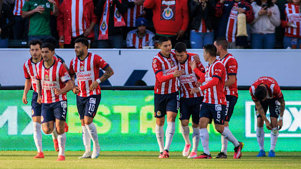 Jugadores de Chivas celebran gol